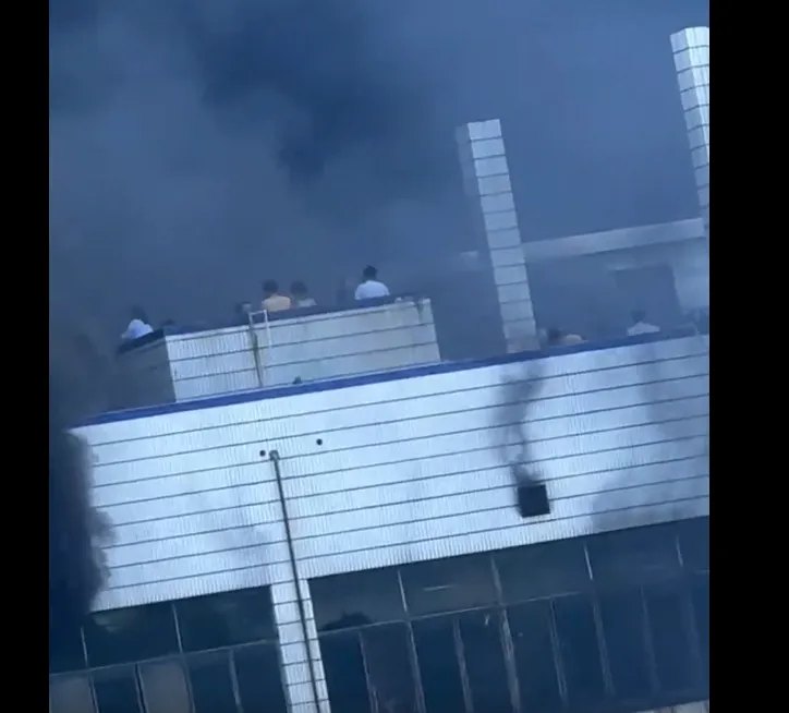 突发，福建晋江一鞋厂发生火灾，多人被困楼顶呼救！现场消防人员：初步判断起火部位在一层车间，安全通道有堆积鞋材